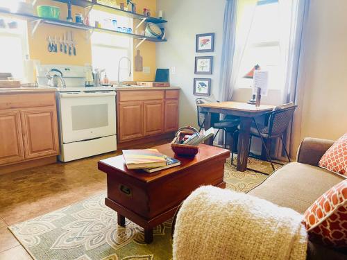 Kuchyň nebo kuchyňský kout v ubytování Puolani Iki-Sweet lil cottage near National Park