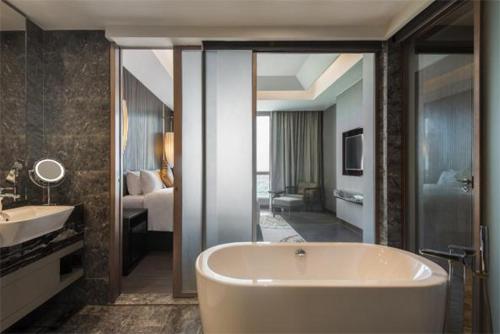 Ένα μπάνιο στο Sedona Hotel Yangon