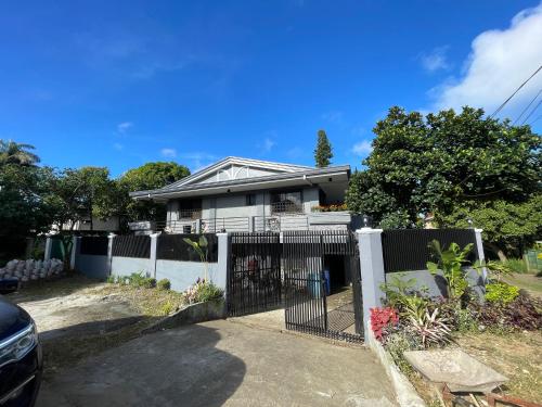 una casa con una puerta delante de ella en Sky Rancho Hostel en Tagaytay