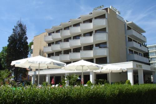 ein Hotelgebäude mit Sonnenschirmen davor in der Unterkunft Hotel Klisura in Sonnenstrand
