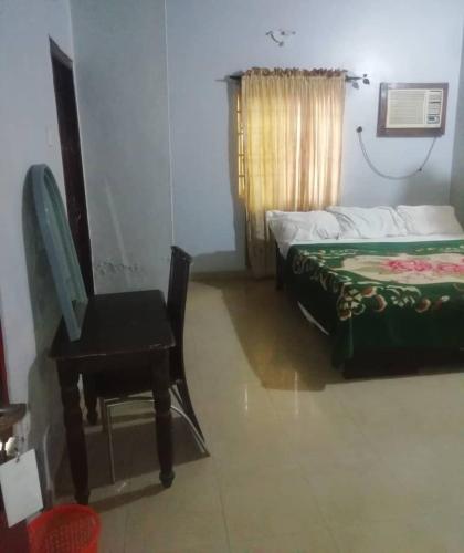 sypialnia z biurkiem, krzesłem i łóżkiem w obiekcie Diamond Hotel close to Intl Airport, omole ikeja w mieście Mawere