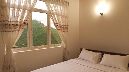 a bedroom with a bed and a window at Melisma 189, Nawajanapadaya, RuwanEliya,NuwaraEliya in Nuwara Eliya