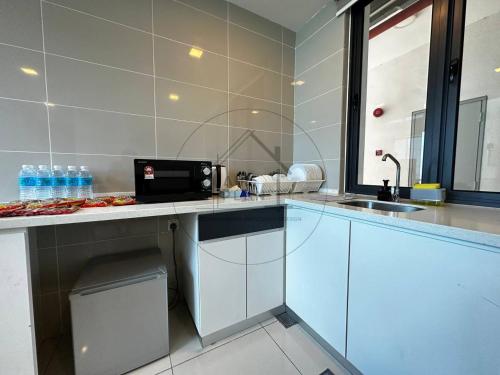 Kuchyň nebo kuchyňský kout v ubytování PD 4 Bedrooms Duplex - Full Seaview (Up to 16 Pax)
