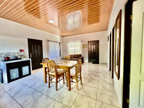a kitchen and dining room with a table and chairs at Casa Paraiso Tropical in Parrita