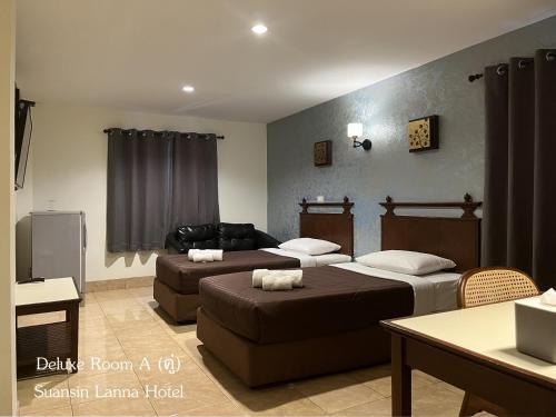 來興的住宿－Suansin Lanna Hotel，一间带两张床和一张沙发的客厅