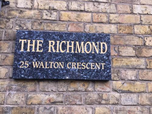 un panneau sur le côté d'un mur de briques dans l'établissement The Jericho Hotel, à Oxford