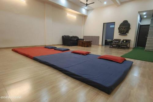 een groot bed in het midden van een kamer bij OSHO Villa, Party Hall & AC dormitory Near Airport in Jaipur