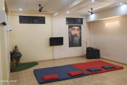 een kamer met een grote yogamat op de vloer bij OSHO Villa, Party Hall & AC dormitory Near Airport in Jaipur