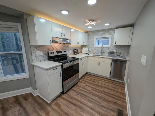 Dapur atau dapur kecil di Modern Luxe Family & Groups Friendly Bungalow with Patio & Workspace