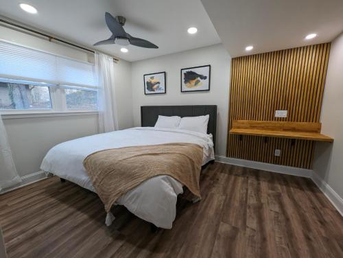 Katil atau katil-katil dalam bilik di Modern Luxe Family & Groups Friendly Bungalow with Patio & Workspace