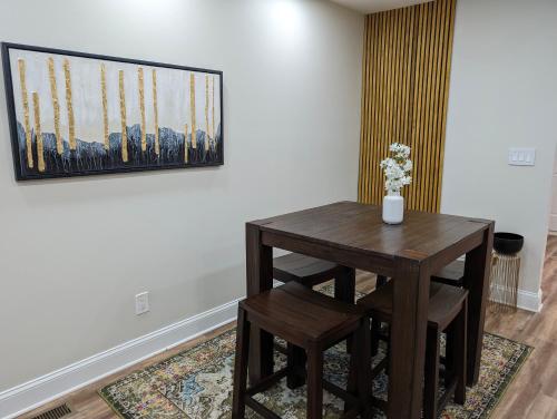 Gambar di galeri bagi Modern Luxe Family & Groups Friendly Bungalow with Patio & Workspace di Marietta