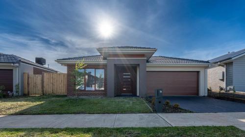 a house with a garage in a residential neighborhood at Modern 5bedrooms Clyde home in Clyde