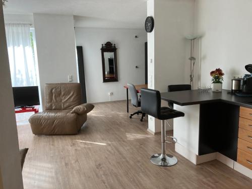 sala de estar con mesa y sofá en Helle & ruhige Wohnung in Neu-Ulm en Neu-Ulm