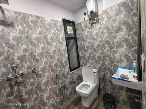 y baño con aseo y lavamanos. en 2 X Luxury Bedroom Set With common Hall en Jaipur