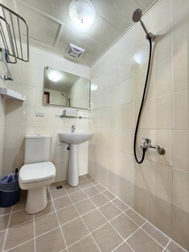 a bathroom with a toilet and a sink and a shower at 一中喵喵 有統編收據 禁菸 非自助 in Taichung