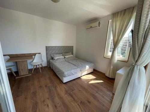 Un dormitorio con una cama y una mesa. en sunny view central, en Sunny Beach