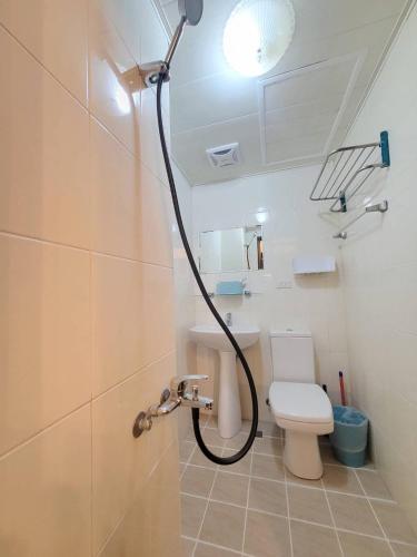 a shower in a bathroom with a toilet and a light at 一中喵喵 有統編收據 禁菸 非自助 in Taichung