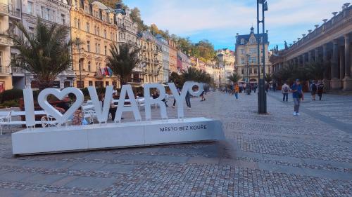 a sign that says happy on a city street at Apartmán v centru in Karlovy Vary