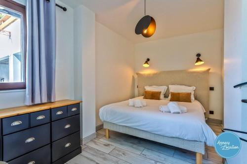 Postel nebo postele na pokoji v ubytování La Bergerie T2 Apartment With Lake And Mountain View