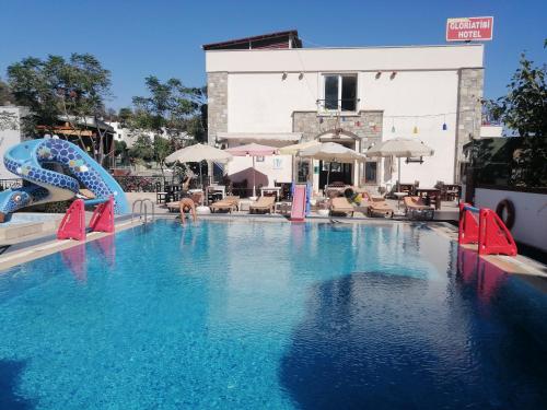 une grande piscine avec un toboggan aquatique dans l'établissement GTH GLORİA GÜMBET HOTEL, à Bodrum City