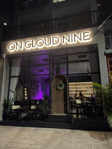 ein Restaurant mit einem Schild auf Wolke neun in der Unterkunft Tuấn Ninh Hotel II in Con Dao