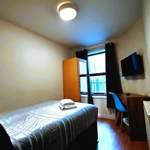 Katil atau katil-katil dalam bilik di Liverpool City Centre Private Rooms including smart TVs - with Shared Bathroom