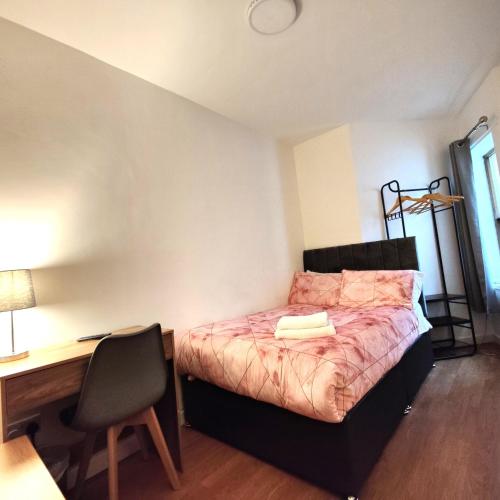 Katil atau katil-katil dalam bilik di Liverpool City Centre Private Rooms including smart TVs - with Shared Bathroom