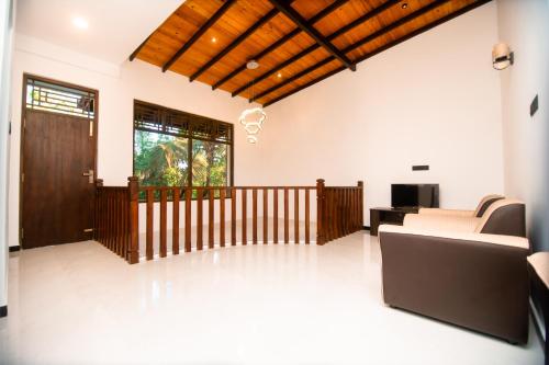 - un salon avec un canapé et une fenêtre dans l'établissement Dream Villa - Tangalle, à Tangalle