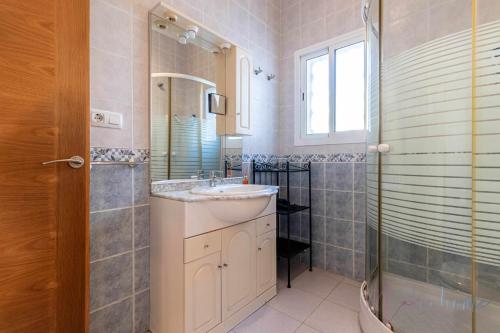 La salle de bains est pourvue d'un lavabo et d'une douche. dans l'établissement Chalet en la misma playa, à Punta Umbría