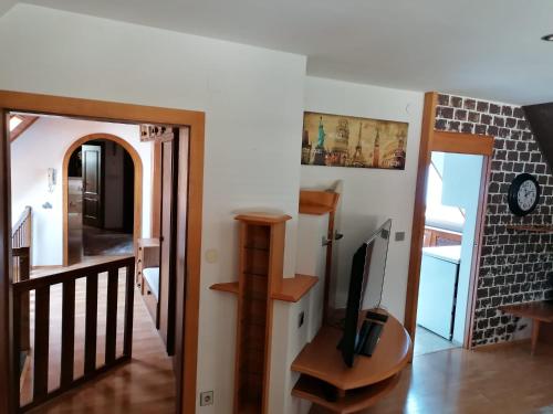 Sunshine Apartment في كوفلاخ: غرفة معيشة مع تلفزيون وحقيبة درج