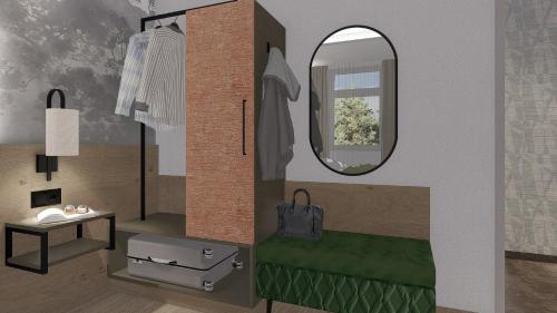 ein Badezimmer mit Spiegel in der Unterkunft Hotel Vogtland in Bad Elster