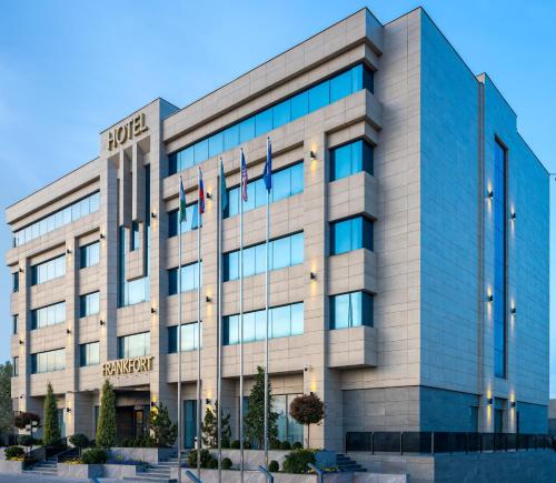 un edificio de oficinas con el hotel Amsterdam en Frankfort Hotel and Spa, en Tashkent