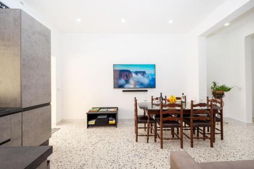 Una televisión o centro de entretenimiento en 3 Bedroom House of Character in Rabat