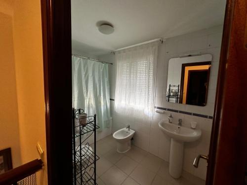 een badkamer met een wastafel en een toilet bij Casa rural Campiña de Sevilla Tranquila y familiar 
