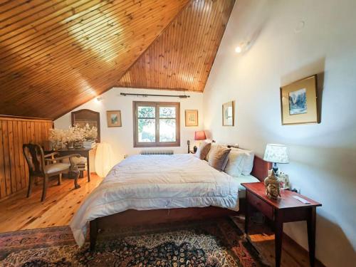 1 dormitorio con cama, escritorio y ventana en Forest cottage top of the world, en Vourgareli