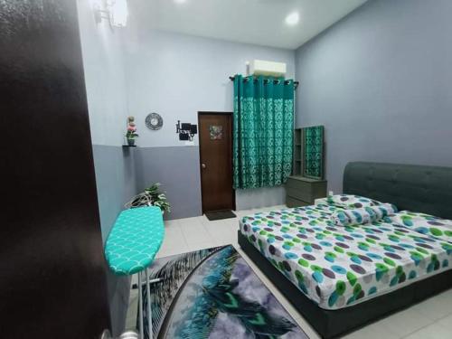 ein Schlafzimmer mit einem Bett und einem grünen Vorhang in der Unterkunft Kuantan Nadira Suite Homestay in Kuantan