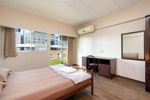 una camera con un letto e una scrivania di Spacious BKK studio hi speed WiFi downtown a Bangkok