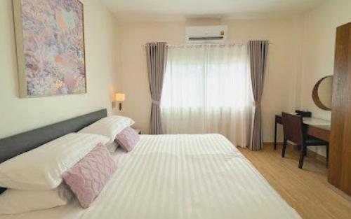מיטה או מיטות בחדר ב-Baan Naya ที่พักสัตหีบ