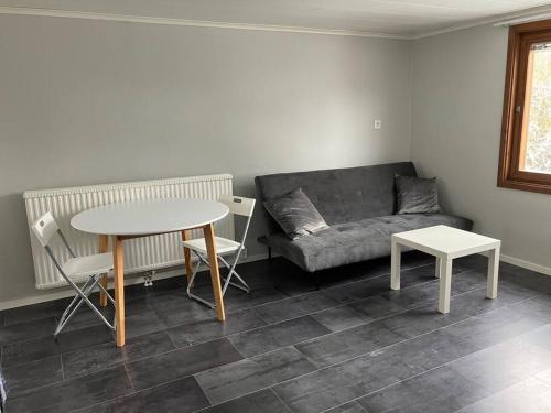 sala de estar con sofá y mesa en Lägenhet med uteplats, en Karlskoga