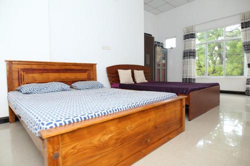 een slaapkamer met 2 bedden in een kamer met een raam bij Lovely 2 Bedroom Apartment (With Bathroom& Kitchen) in Anuradhapura