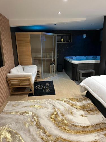 een slaapkamer met een bad en een bed en een badkamer bij Sweet and Spa in Marly-la-Ville