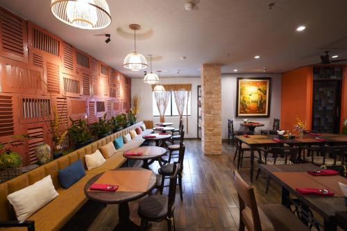 Prostyle Hotel Ho Chi Minh プロスタイルホテルホーチミン tesisinde bir restoran veya yemek mekanı
