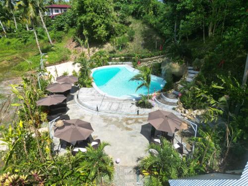 an overhead view of a swimming pool with umbrellas at Isola del Sole Villas and Resort in General Luna