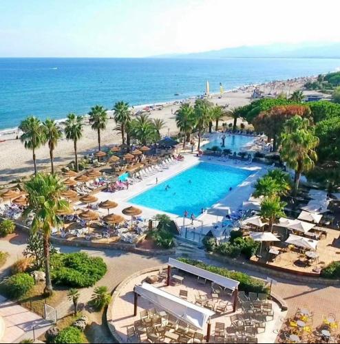 - une vue aérienne sur un complexe avec piscine et plage dans l'établissement CASA MARE, à Ghisonaccia
