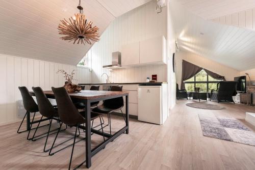 een keuken en eetkamer met een tafel en stoelen bij Reisa Lodge in Storslett