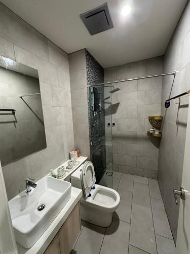 La salle de bains est pourvue d'un lavabo, de toilettes et d'une douche. dans l'établissement Seaview Designer Concept The shore Kota Kinabalu Sabah by UsHomestay, à Kota Kinabalu