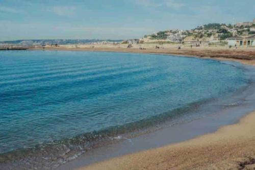 an aerial view of a beach with the ocean at Magnifique maison tout confort in Marseille