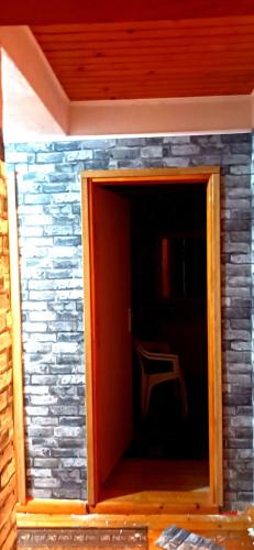 - une porte dans une maison pour chiens avec une chaise dans l'établissement Visočica, 