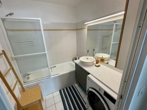 y baño con lavabo y lavadora. en Charming appartment nearby Paris - JO 2024, en Rueil-Malmaison