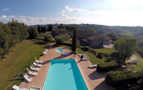 una vista aérea de una casa con piscina en Aietta Tuscan Holidays, en Montaione